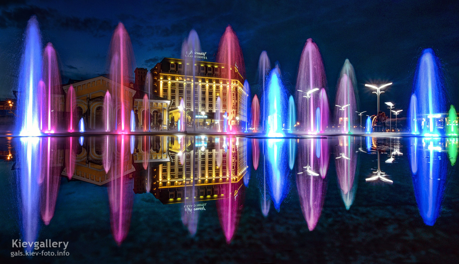 Вечерний фонтан на Почтовой площади
